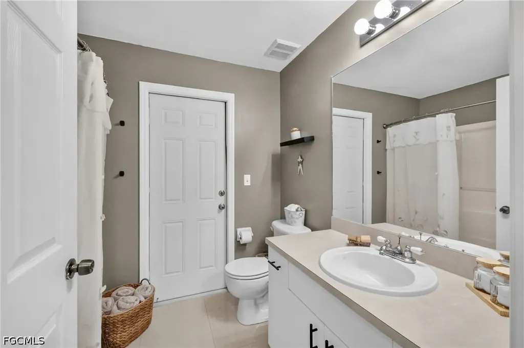 2205 NE 1st Place Cape Coral FL 33909
