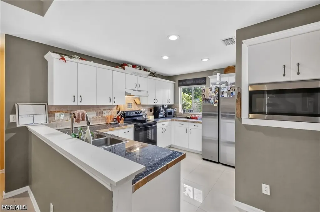 2205 NE 1st Place Cape Coral FL 33909