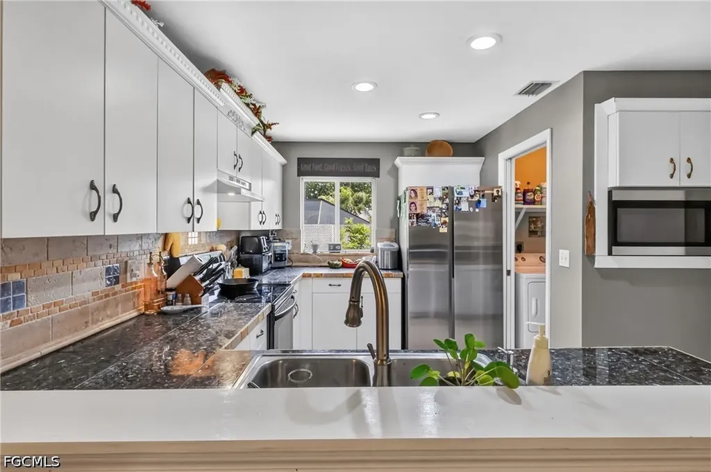 2205 NE 1st Place Cape Coral FL 33909