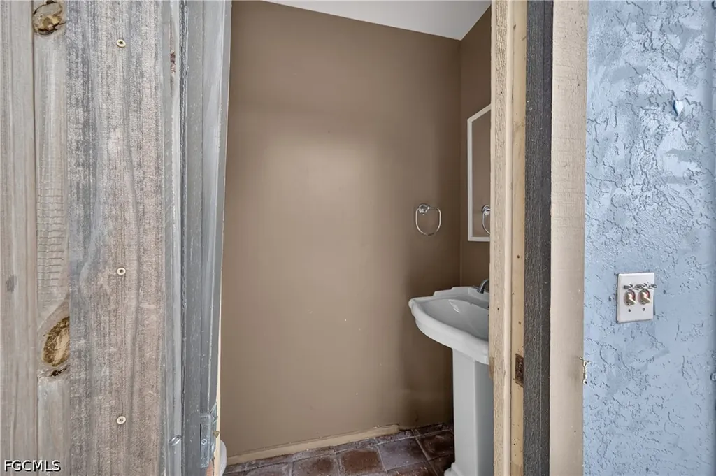 1919 SE 37th Terrace Cape Coral FL 33904