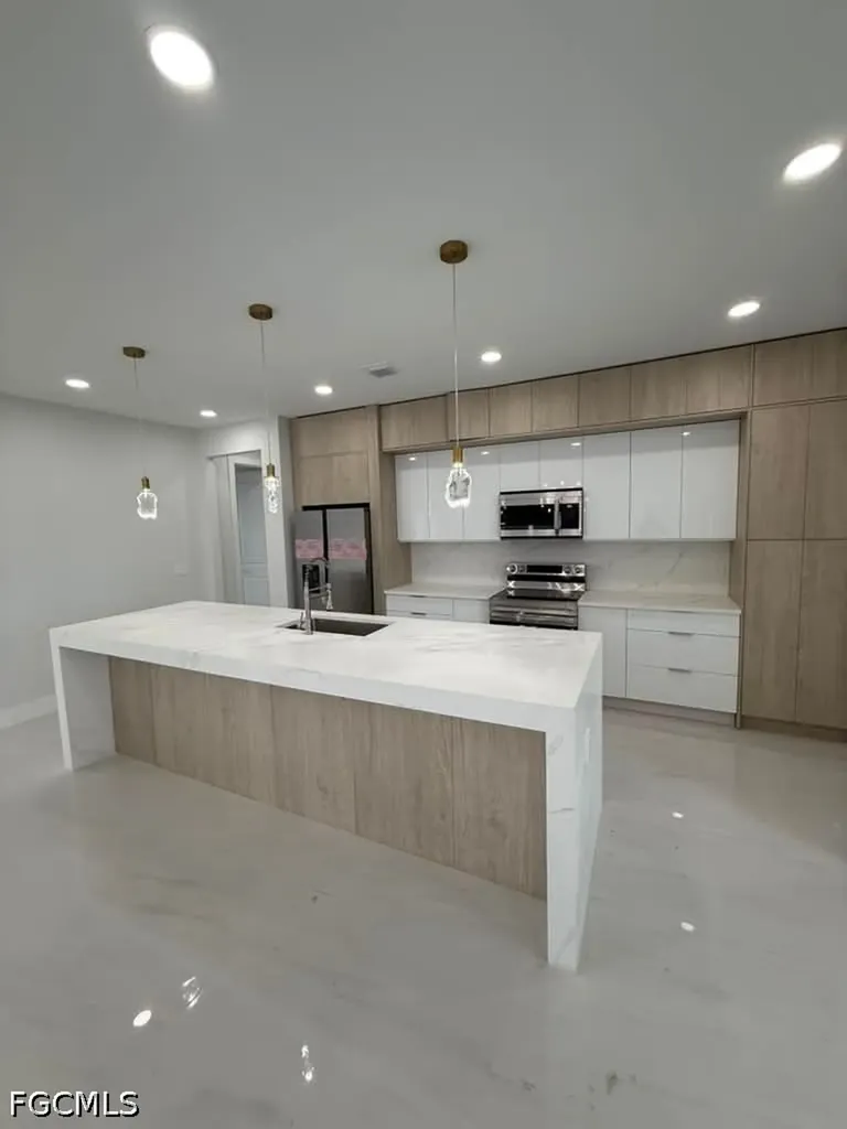 2835 NE 5th Place Cape Coral FL 33909