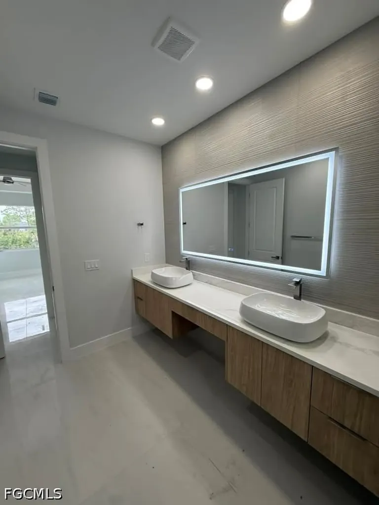 2835 NE 5th Place Cape Coral FL 33909