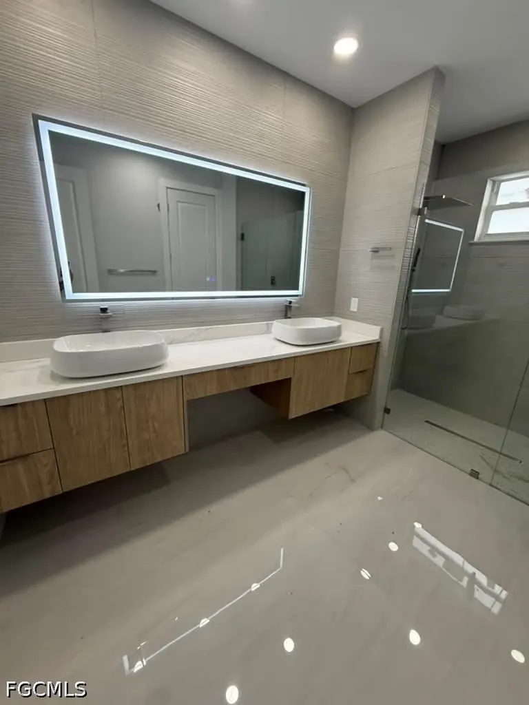 2835 NE 5th Place Cape Coral FL 33909