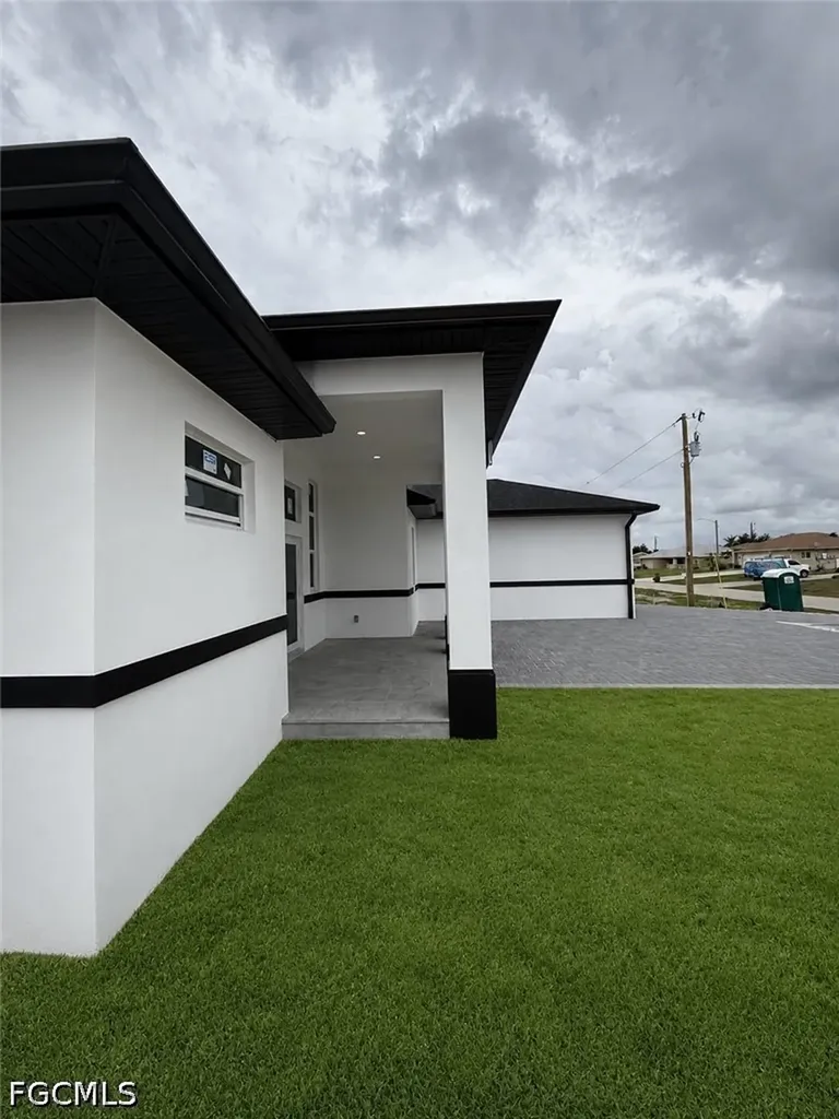 2835 NE 5th Place Cape Coral FL 33909