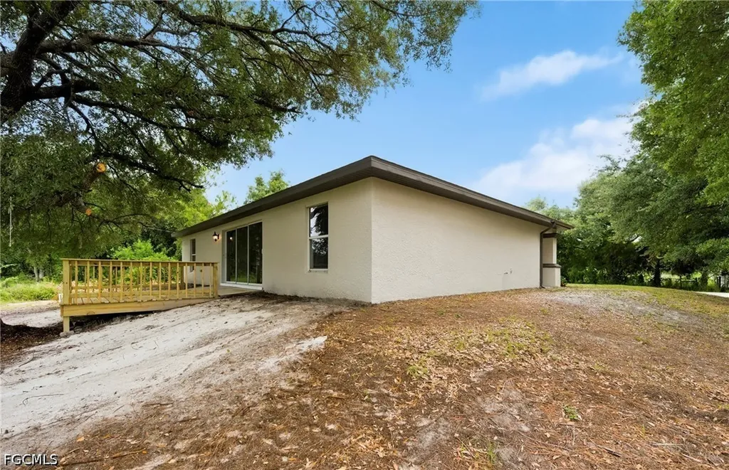 2406 E 23rd Street Alva FL 33920