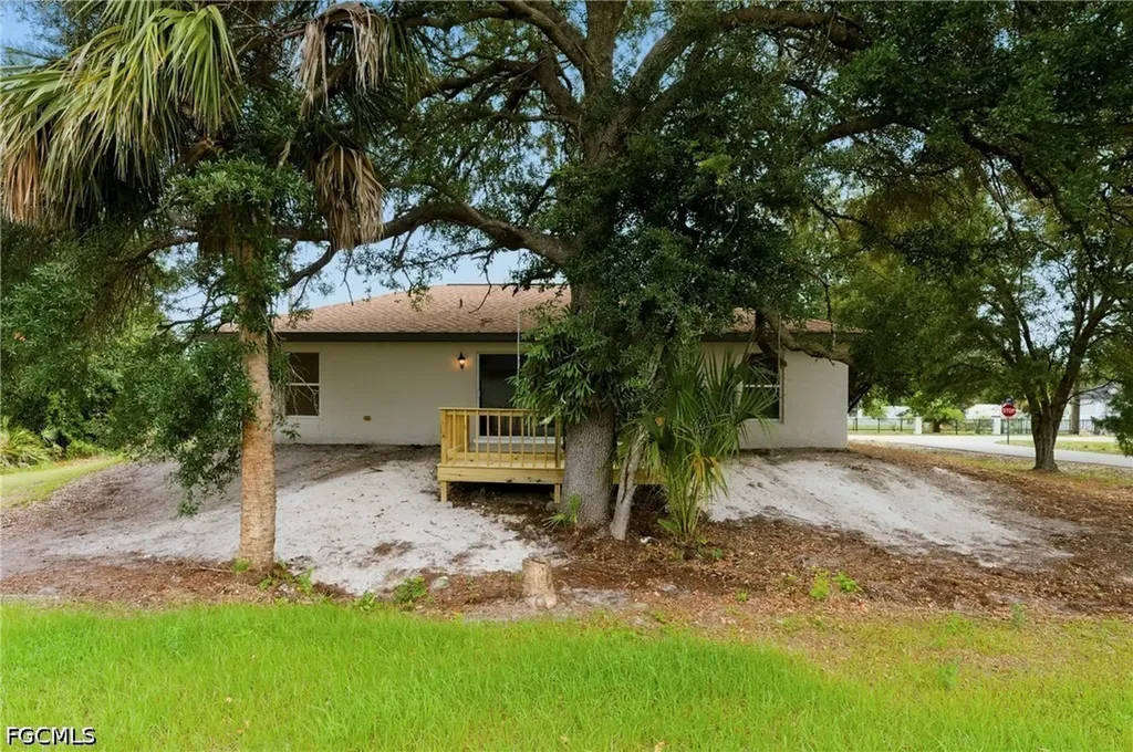 2406 E 23rd Street Alva FL 33920