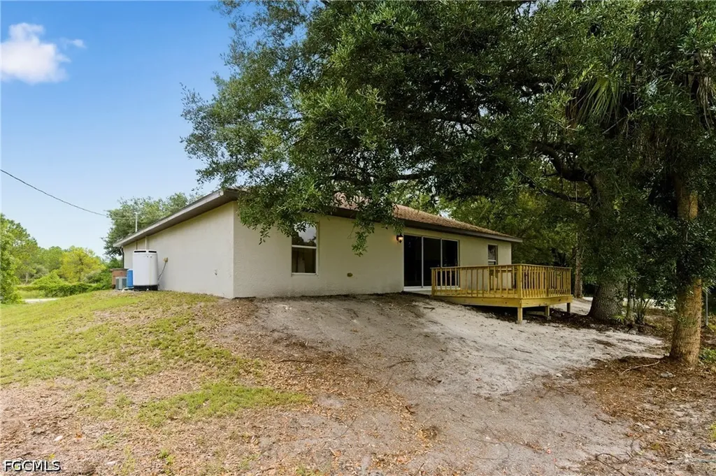 2406 E 23rd Street Alva FL 33920