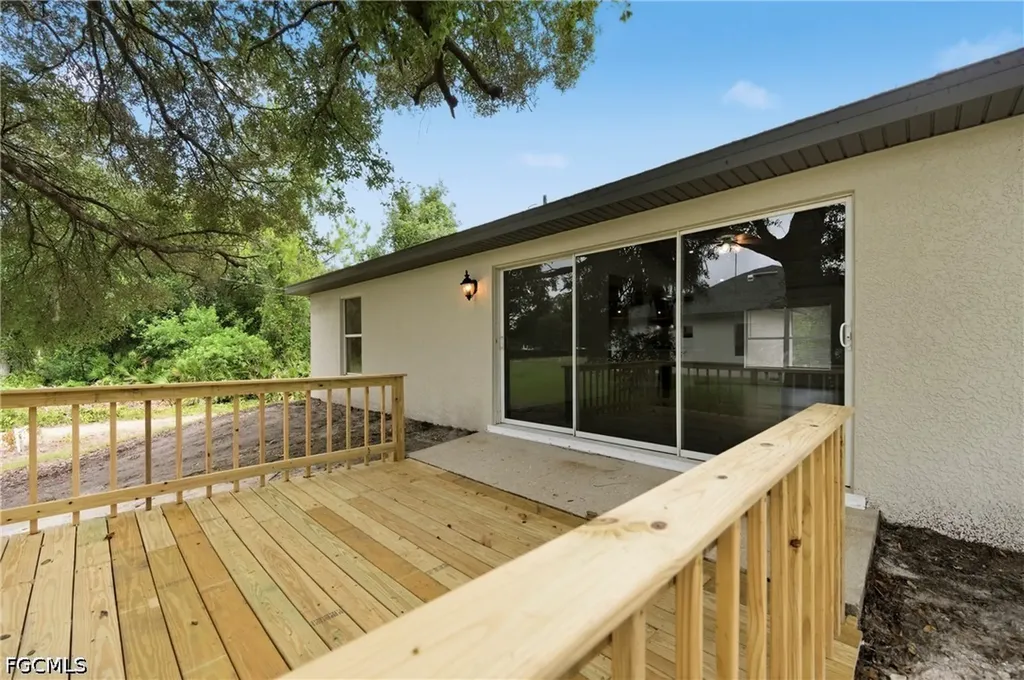 2406 E 23rd Street Alva FL 33920