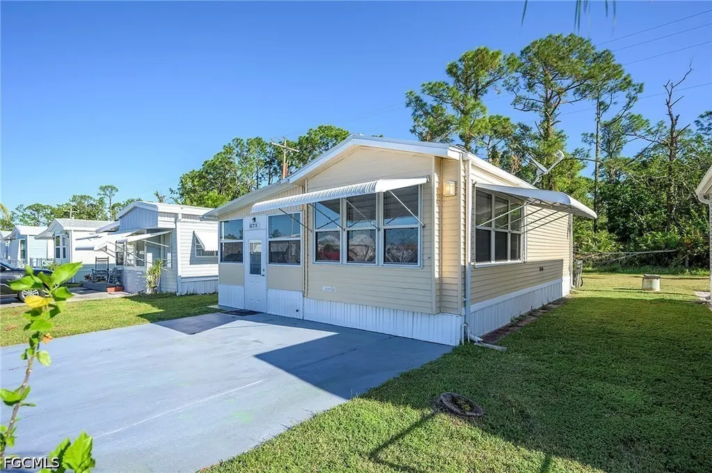 271 Caravan Circle North Fort Myers FL 33903