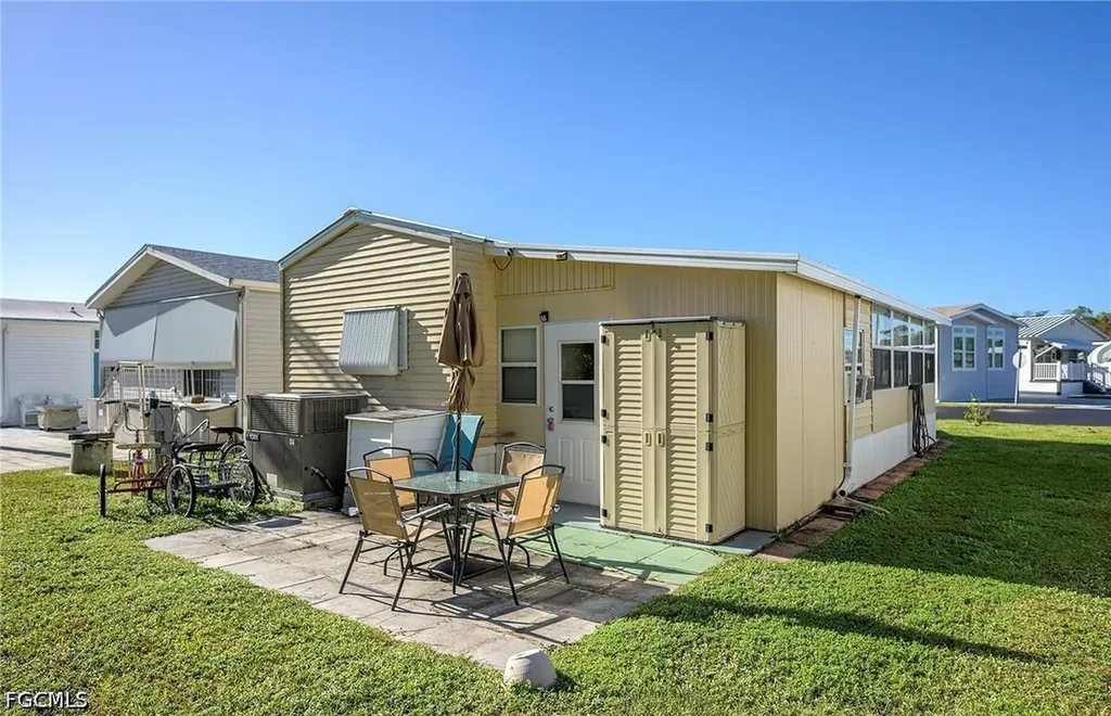271 Caravan Circle North Fort Myers FL 33903