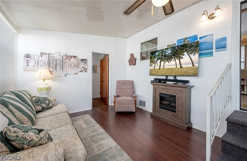 271 Caravan Circle North Fort Myers FL 33903