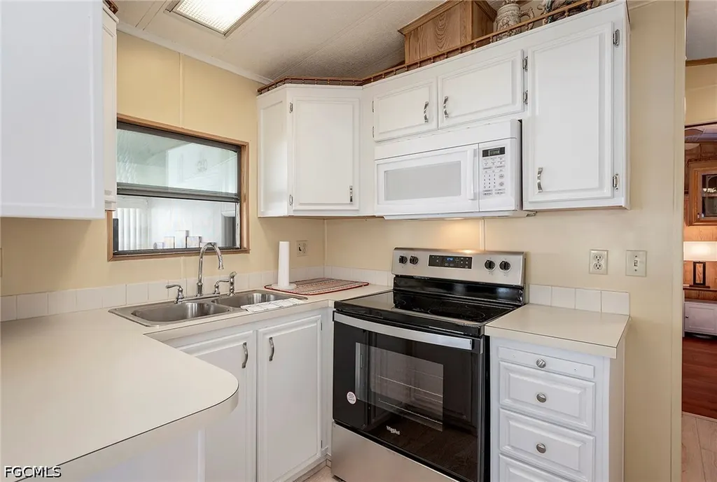 271 Caravan Circle North Fort Myers FL 33903
