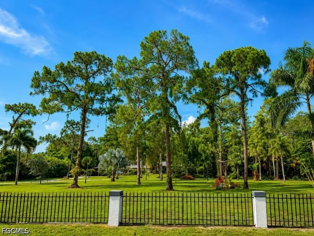6100 Dogwood Way Naples FL 34116