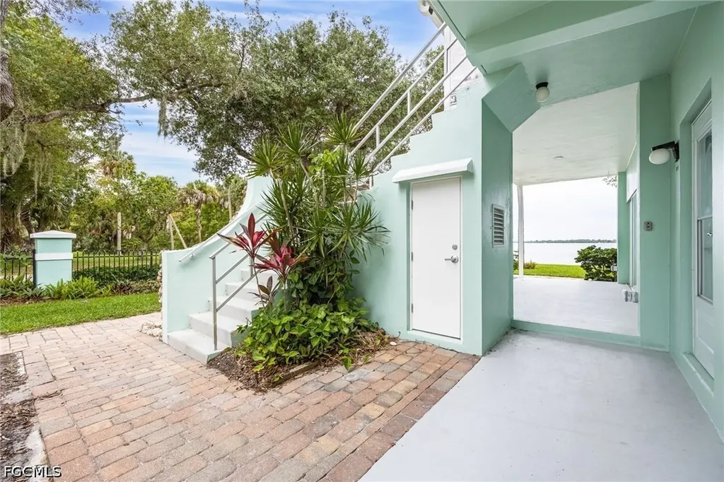3225 E Riverside Drive Fort Myers FL 33916