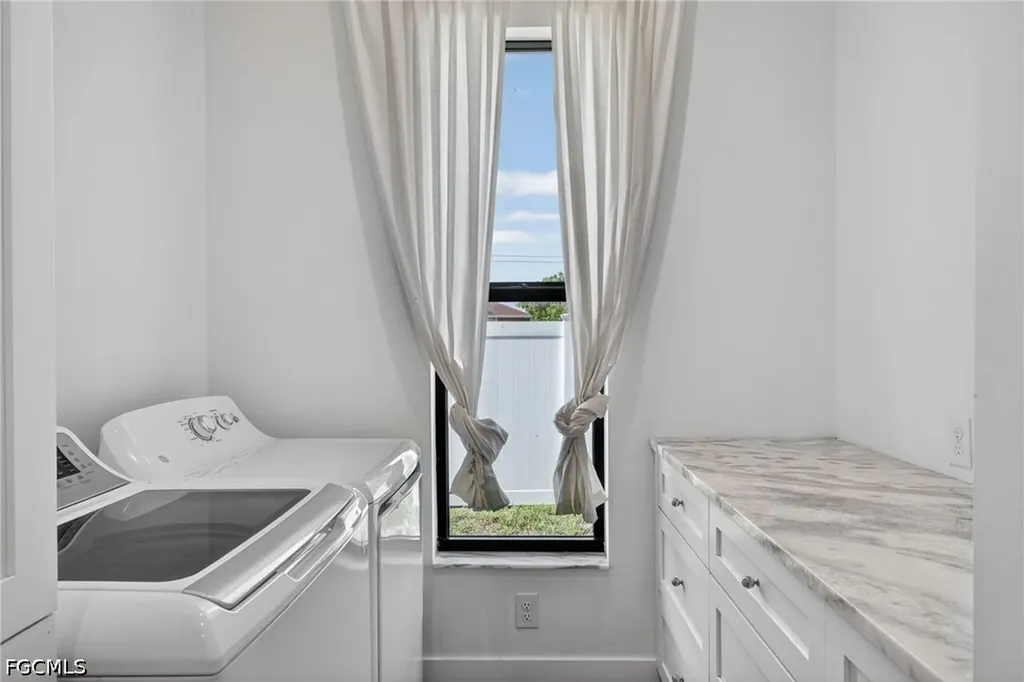 1218 SW 9th Court Cape Coral FL 33991