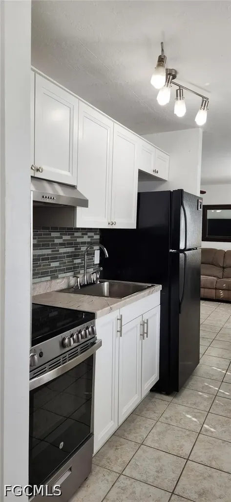 8148 Country Road Fort Myers FL 33919