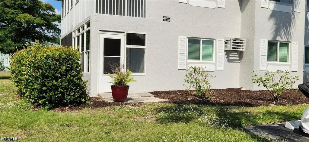 8148 Country Road Fort Myers FL 33919