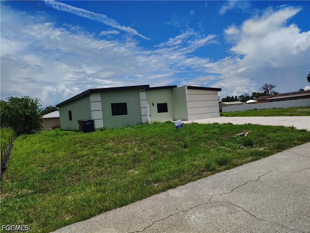 423 Canyon Drive S Lehigh Acres FL 33936