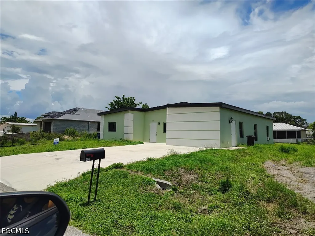 423 Canyon Drive S Lehigh Acres FL 33936