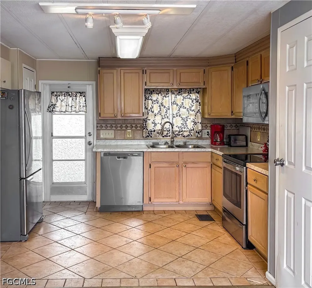 5558 Sir Walter Way North Fort Myers FL 33917