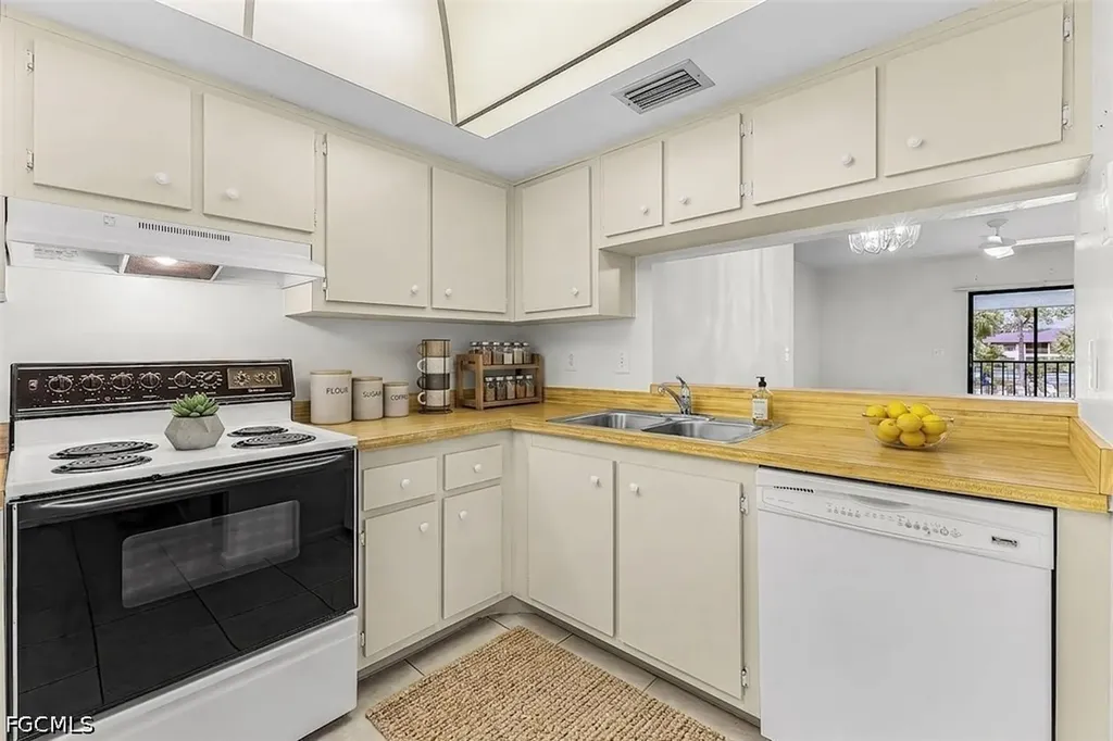 1733 Courtyard Way Naples FL 34112