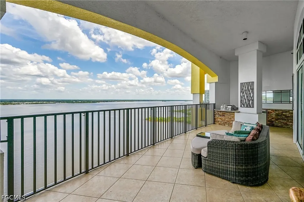 2797 1st Street Fort Myers FL 33916