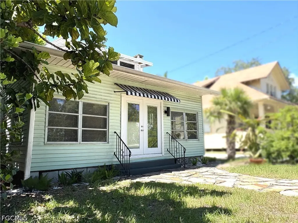 Fort Myers FL, 2156 Victoria Avenue
