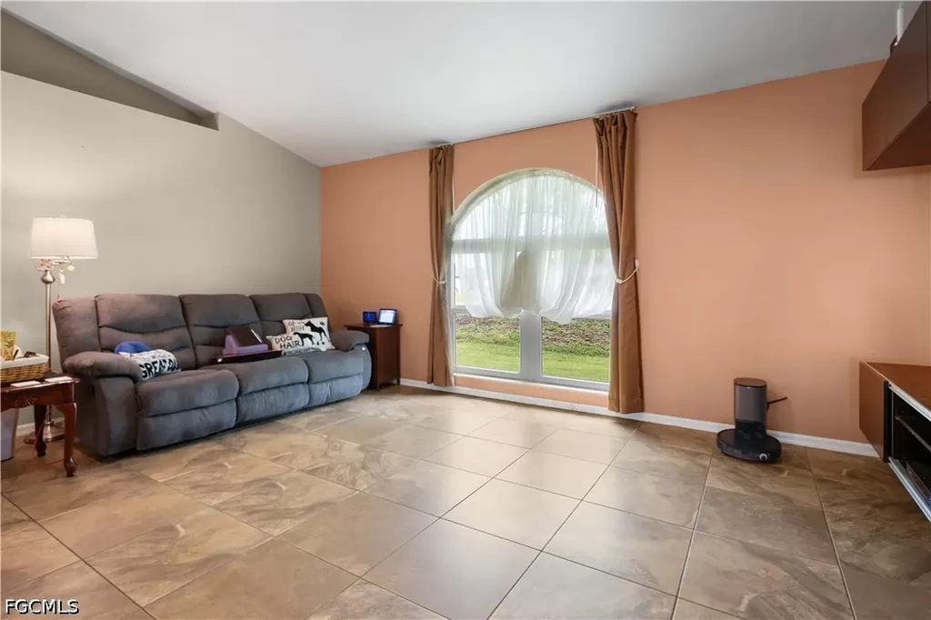 469 NE 1st Place Cape Coral FL 33909