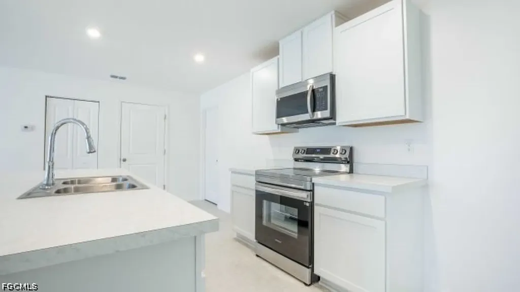 2710 NE 6th Place Cape Coral FL 33909