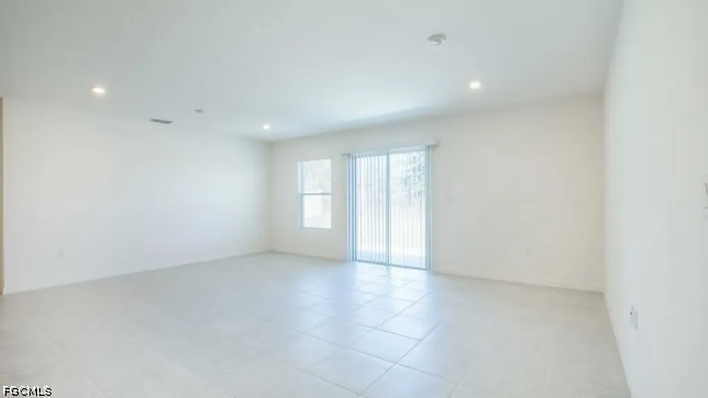 2710 NE 6th Place Cape Coral FL 33909