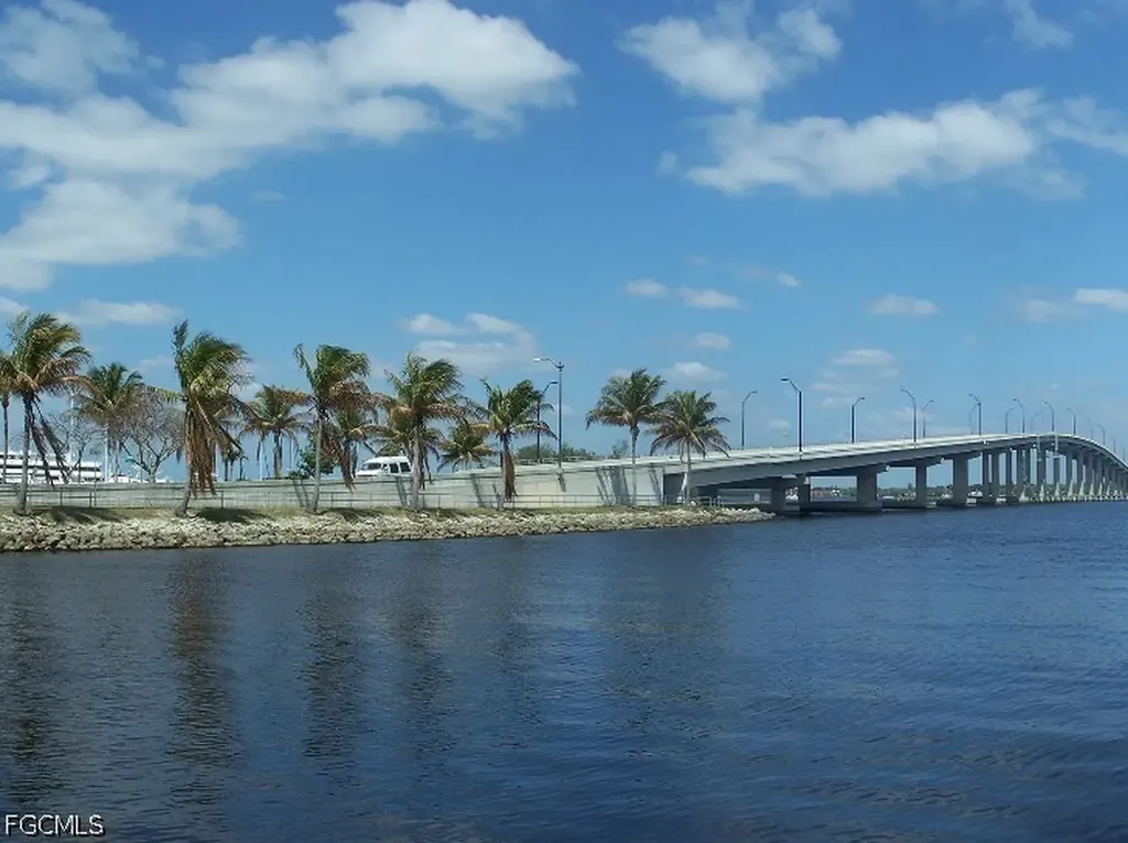 2710 NE 6th Place Cape Coral FL 33909
