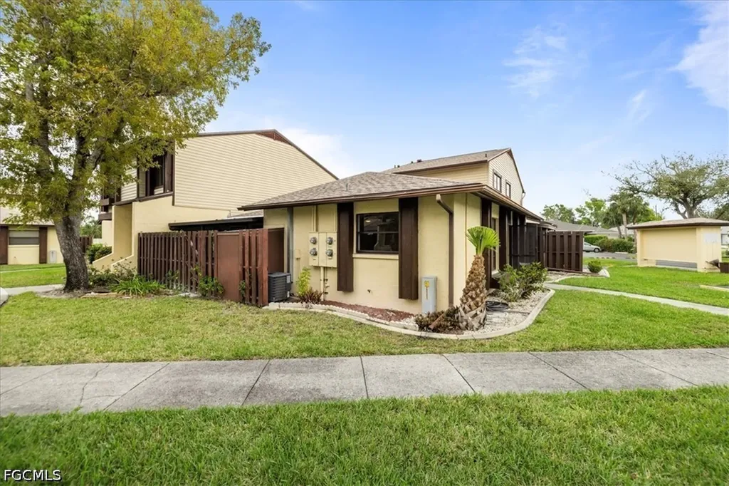 Cape Coral FL, 1212 SE 6th Terrace, Unit 83