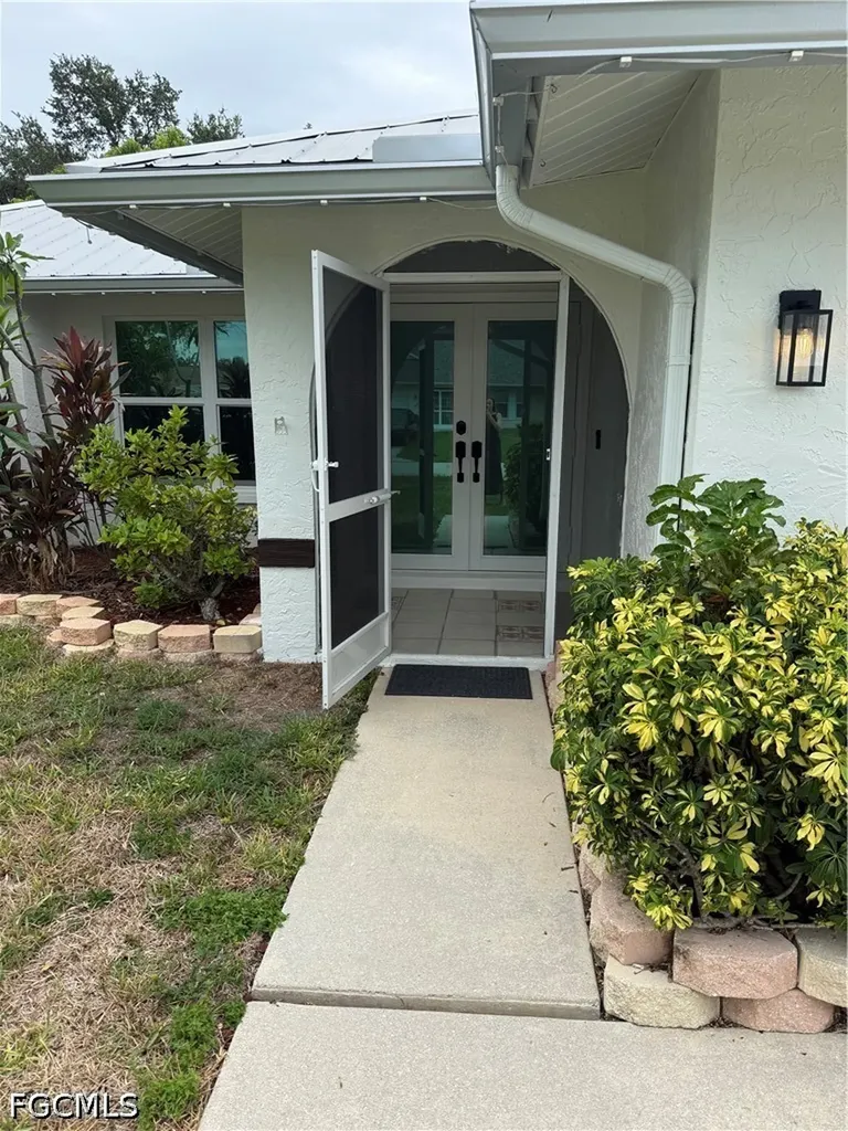 233 SW 43rd Street Cape Coral FL 33914