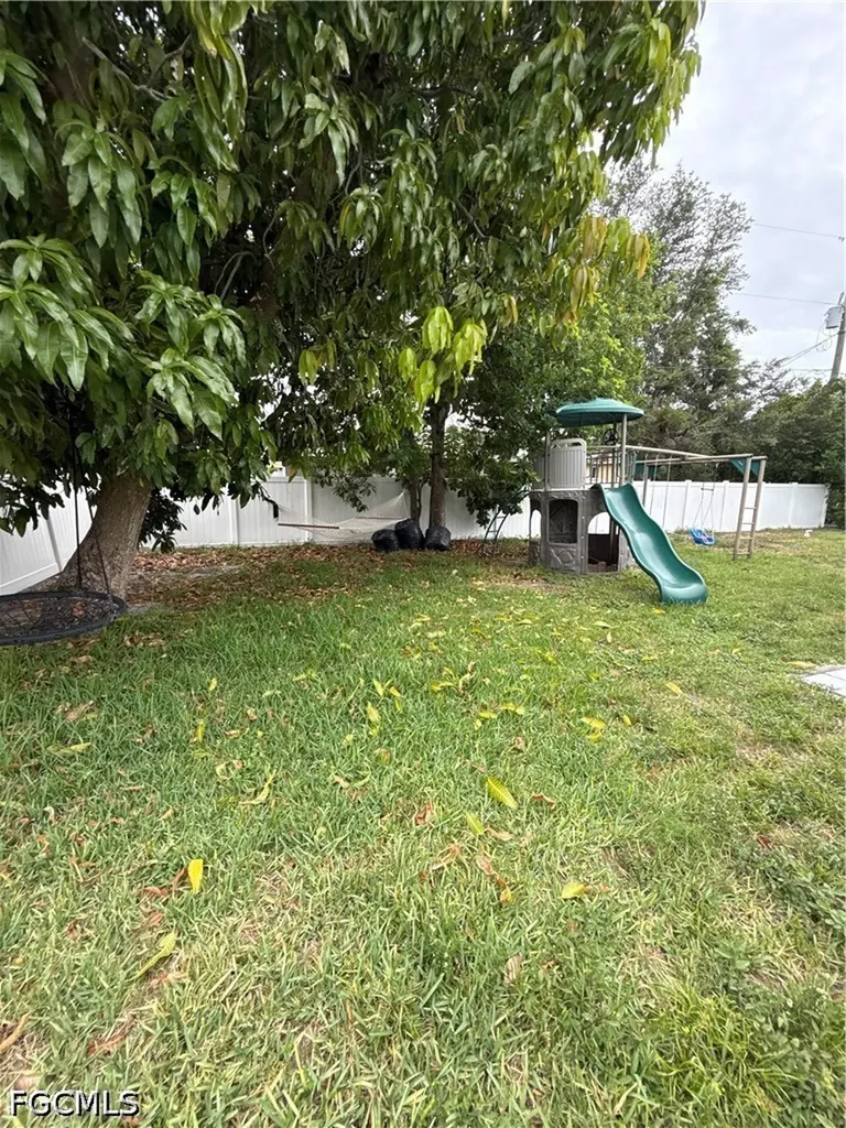 233 SW 43rd Street Cape Coral FL 33914