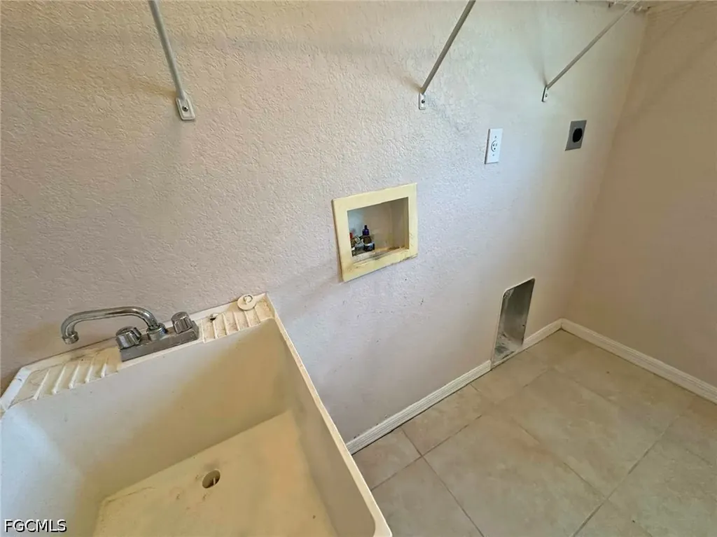 3025 SW 4th Place Cape Coral FL 33914