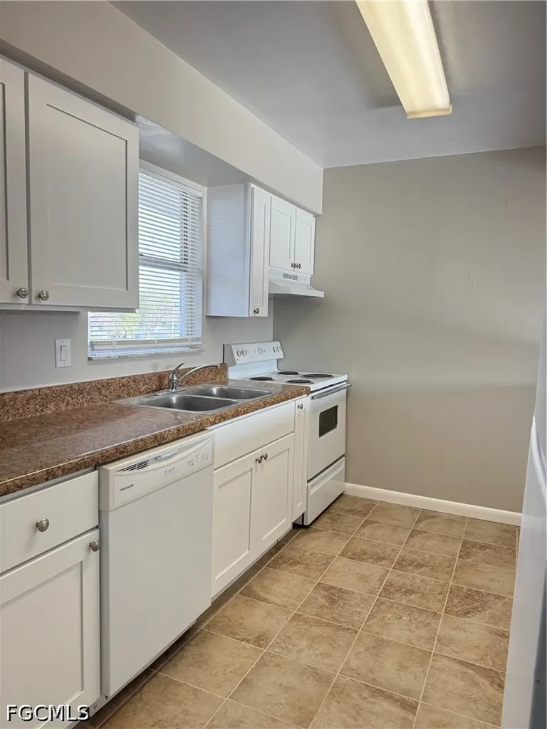 3325 SE 15th Place Cape Coral FL 33904