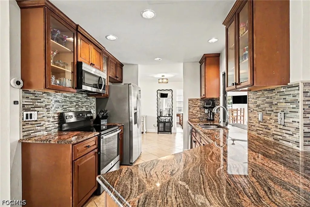 618 SE 11th Place Cape Coral FL 33990