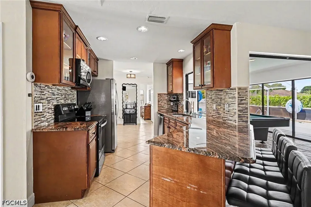 618 SE 11th Place Cape Coral FL 33990