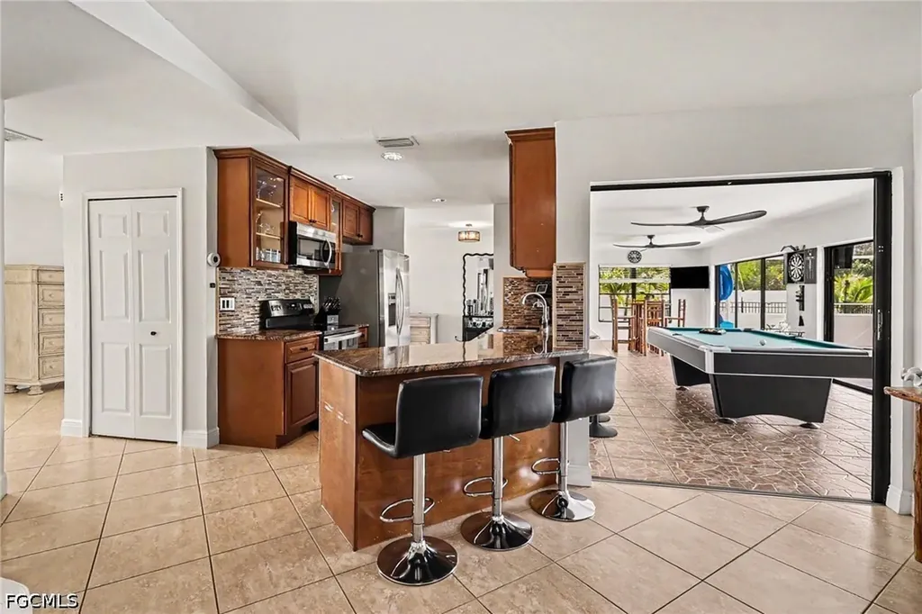 618 SE 11th Place Cape Coral FL 33990