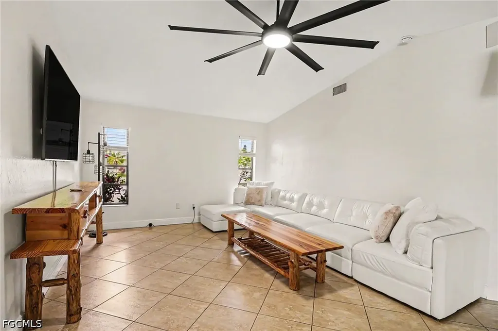 618 SE 11th Place Cape Coral FL 33990