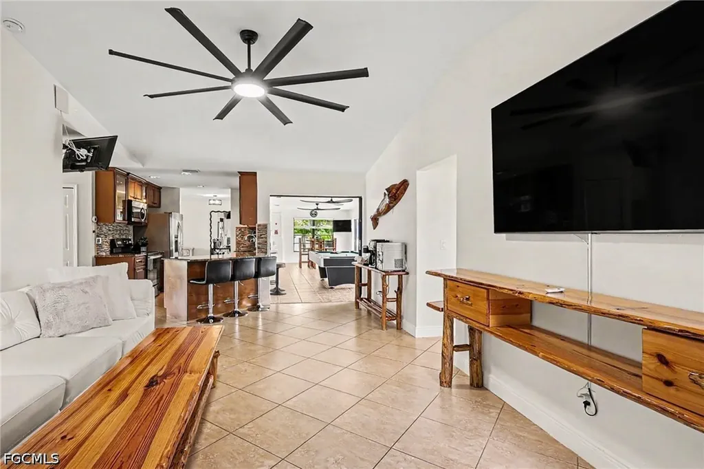 618 SE 11th Place Cape Coral FL 33990