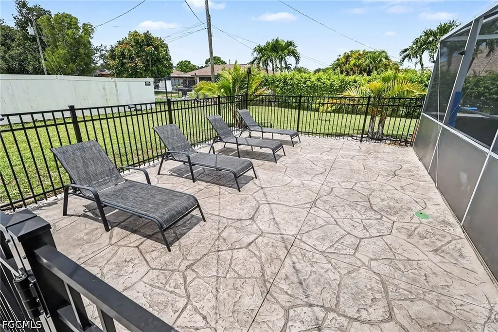 618 SE 11th Place Cape Coral FL 33990