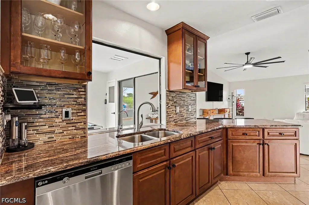 618 SE 11th Place Cape Coral FL 33990