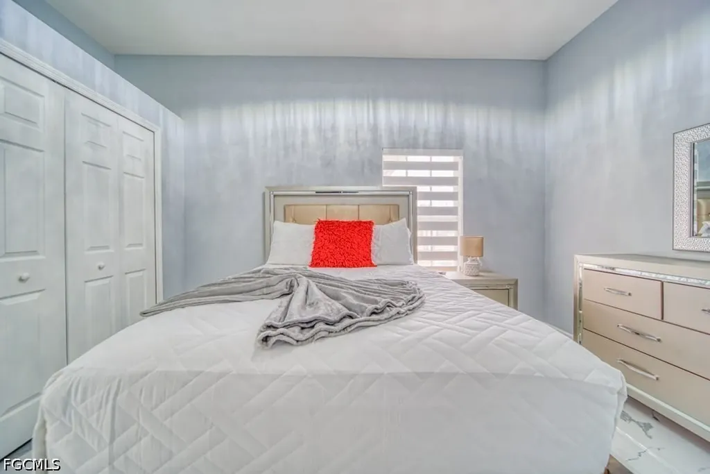 946 SE 23rd Place Cape Coral FL 33990