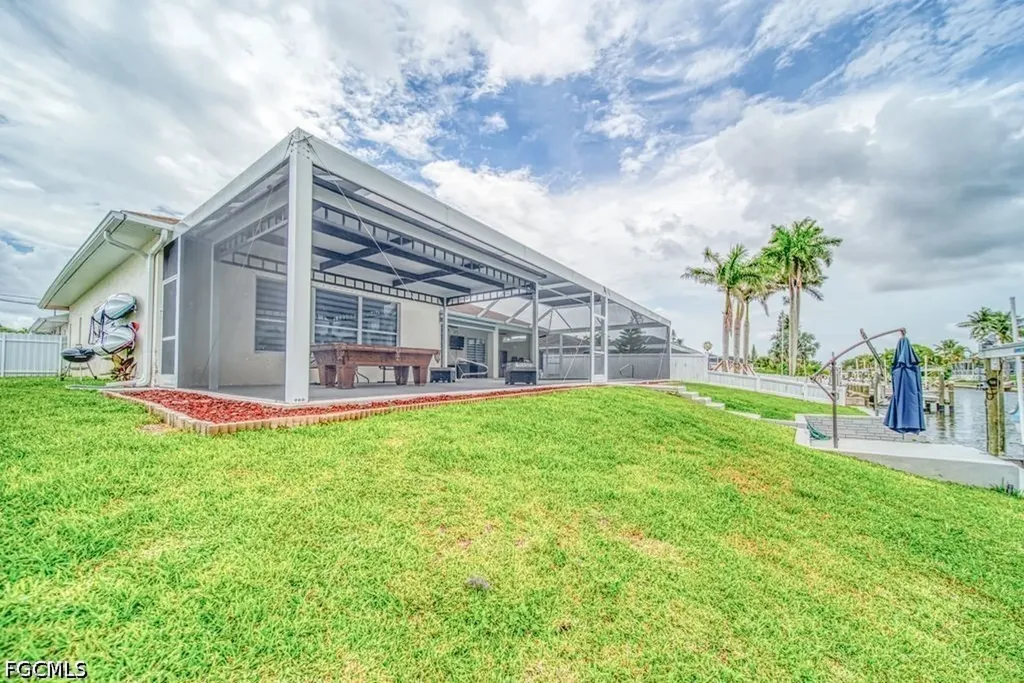 946 SE 23rd Place Cape Coral FL 33990