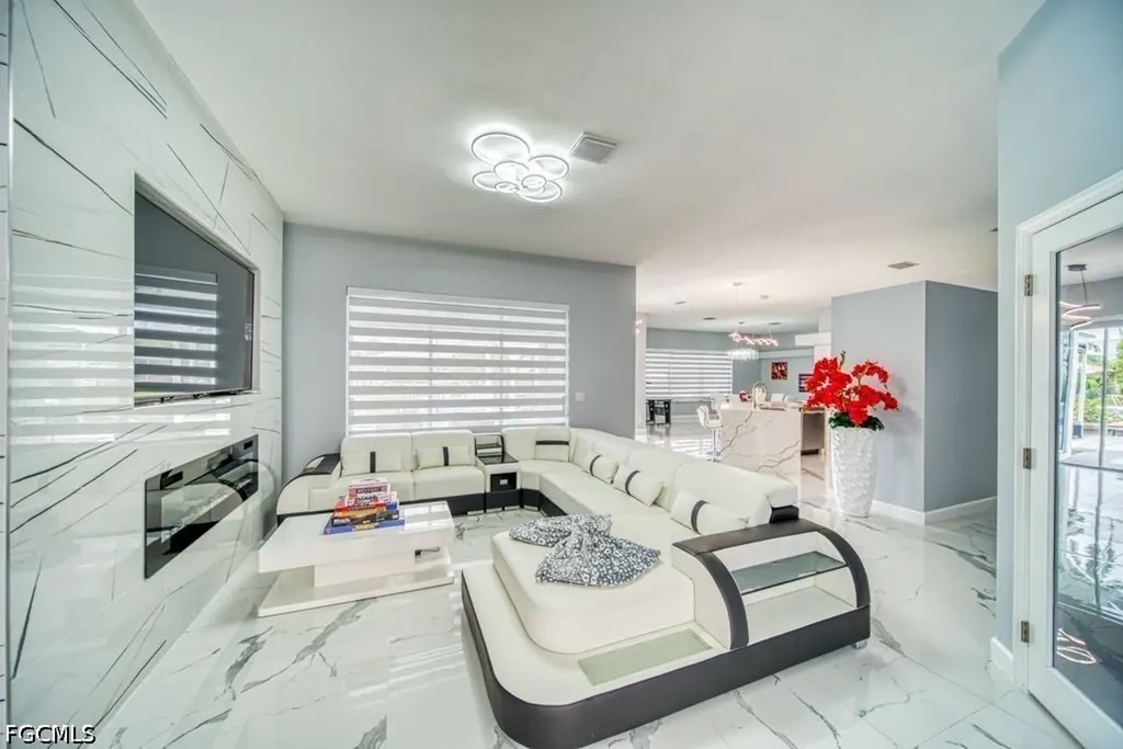 946 SE 23rd Place Cape Coral FL 33990
