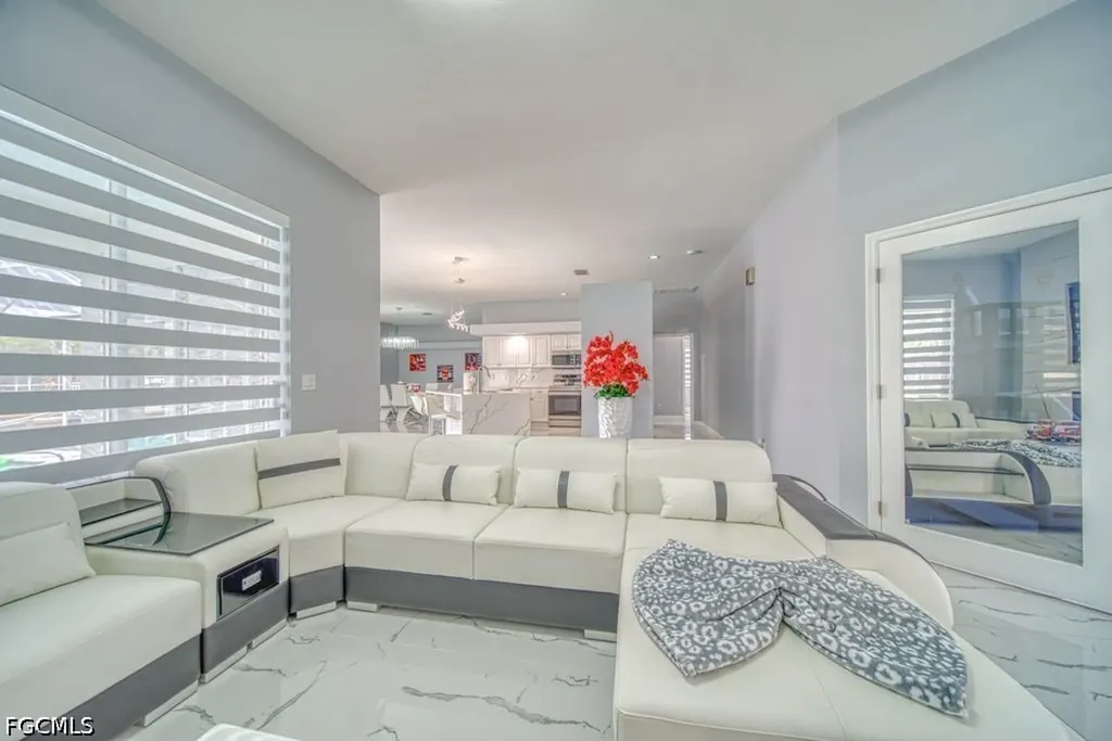 946 SE 23rd Place Cape Coral FL 33990