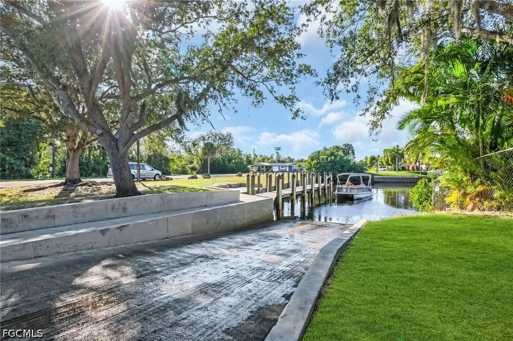 2114 Davis Boulevard Fort Myers FL 33905