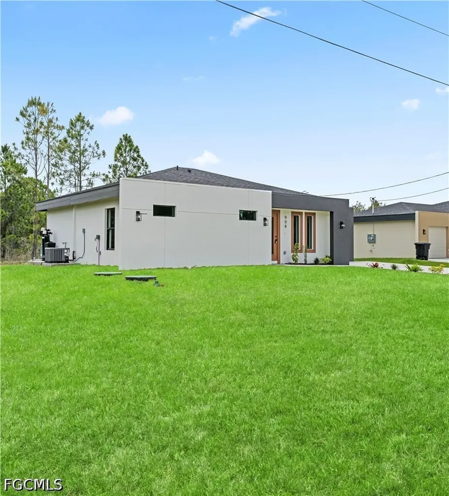 908 Capetown Avenue Lehigh Acres FL 33974