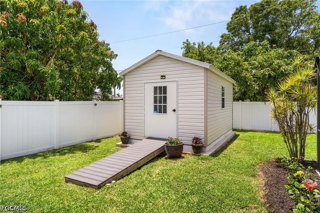 636 SE 11th Avenue Cape Coral FL 33990